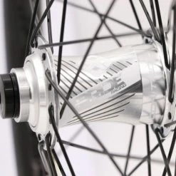 PAIRE DE ROUES PRIDE GRAVITY PRO AERO UD GLOSS DISC - MOYEUX POLISH -Vélos de route Soldes paire de roues pride gravity pro aero ud gloss disc moyeux polish 2