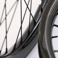 PAIRE DE ROUES PRIDE GRAVITY PRO AERO UD GLOSS DISC - MOYEUX POLISH -Vélos de route Soldes paire de roues pride gravity pro aero ud gloss disc moyeux polish 4